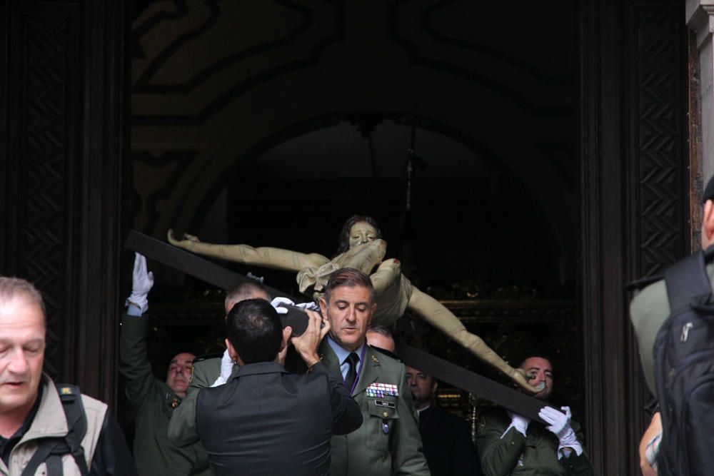 Las imágenes de la Brigada de Paracaidistas trasladando al Cristo de Ánimas por el entorno de la iglesia de San Juan