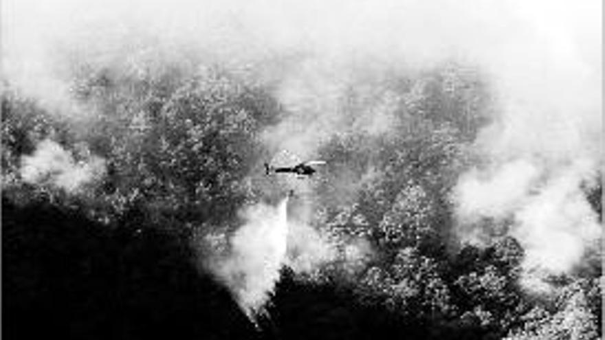 Un helicòpter treballant en l&#039;extinció del foc a Gerri de la Sal, ahir.