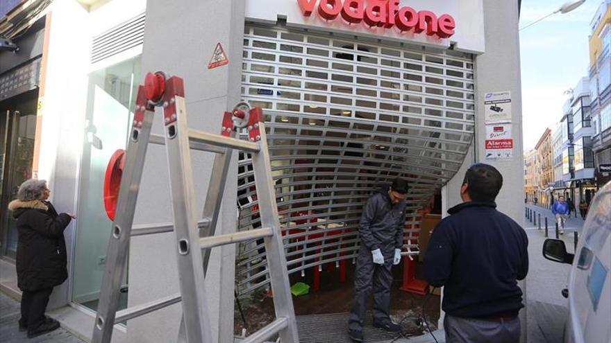 Roban por alunizaje en una tienda de telefonía de la calle Menacho de Badajoz