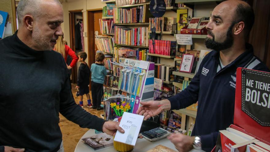 El poemario que entregaban las librerías