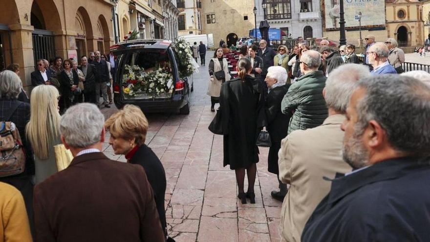 Asistentes al funeral a las puertas de la iglesia de San Tirso el Real.