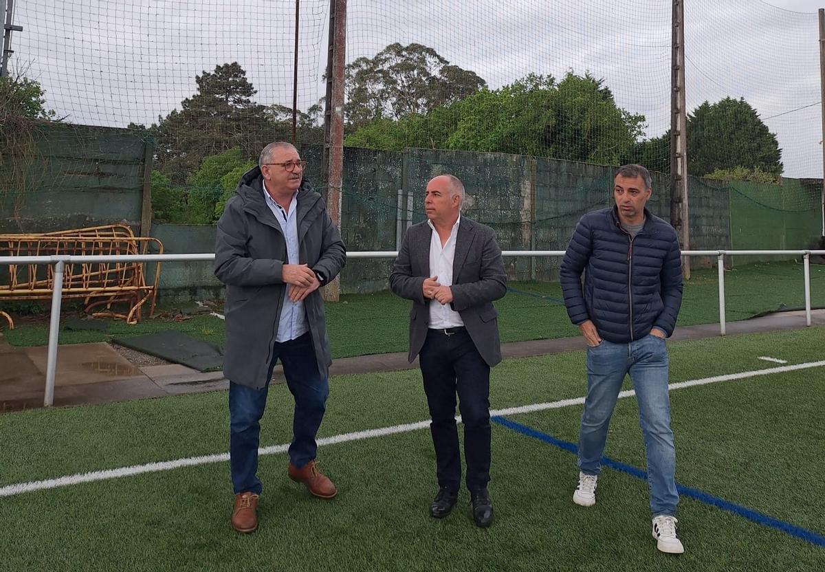 Visita de Javier Tourís al campo de A Pelada, en Vilagarcía de Arousa.