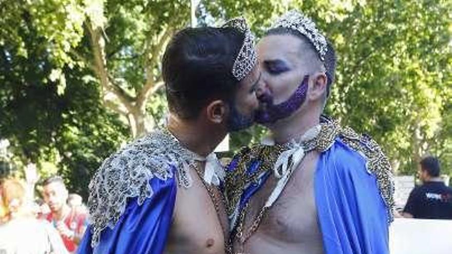 Imagen de participantes en el multitudinario desfile del World Pride que abarrotó el centro de Madrid de manifestantes y carrozas reivindicativas. // Efe