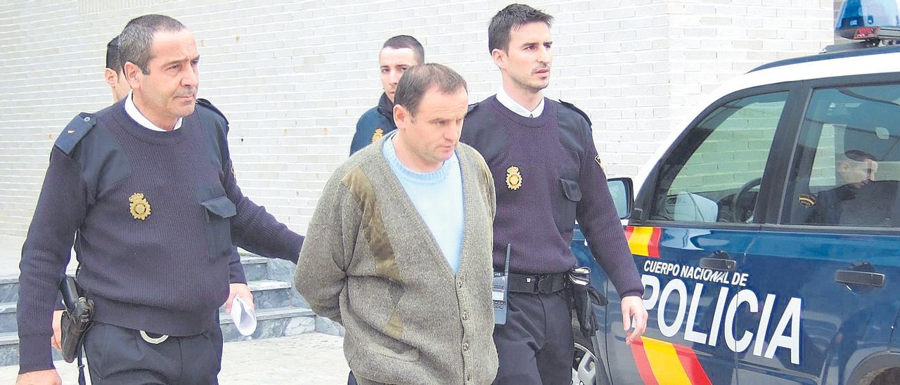 El monstruo de Grbavica, en el centro de la foto, es custodiado por la policía en su  traslado a los juzgados de Dénia.