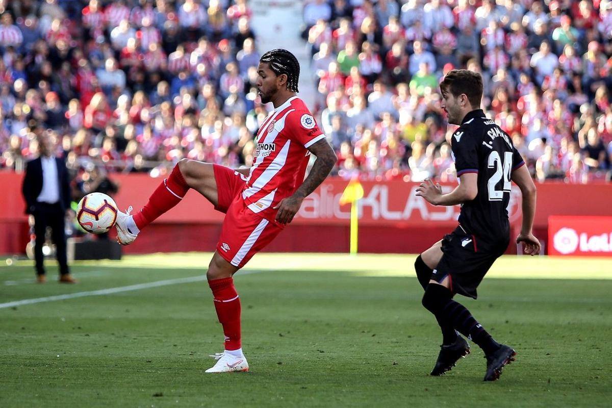 GRAF9608  GIRONA  12 05 2019 - El centrocampista brasileno del Girona Douglas Luiz  i  controla el balon ante el centrocampista del Levante  Jose Campana  d   durante el partido de LaLiga Santander entre el Girona FC - Levante UD jugado en el Campo Municipal Montillivi  EFE David Borrat