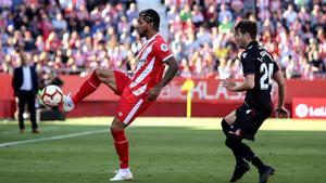GRAF9608  GIRONA  12 05 2019 - El centrocampista brasileno del Girona Douglas Luiz  i  controla el balon ante el centrocampista del Levante  Jose Campana  d   durante el partido de LaLiga Santander entre el Girona FC - Levante UD jugado en el Campo Municipal Montillivi  EFE David Borrat