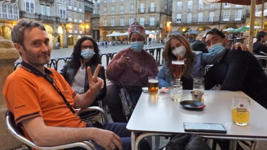 Cinco personas en la Plaza Mayor de Ourense, después de la terminación del estado de alarma en Ourense.   | // FERNANDO CASANOVA