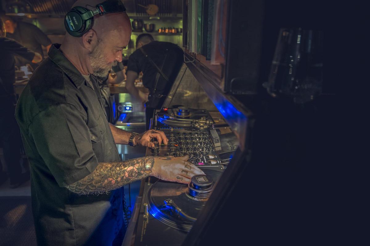 Jacob durante la cena en Ynyshir