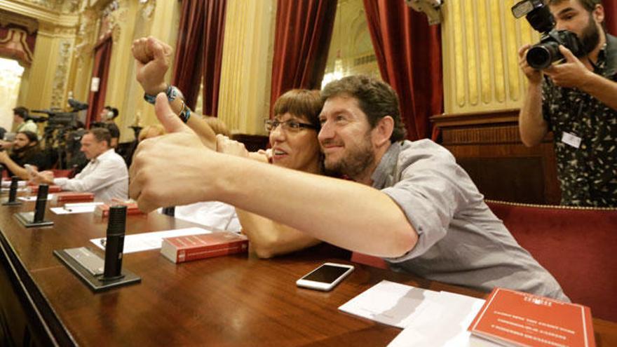 Alberto Jarabo y Laura Camargo, hoy en el Parlament.