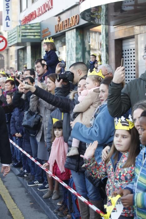 Una multitud recibe a los Reyes Magos en Gijón.