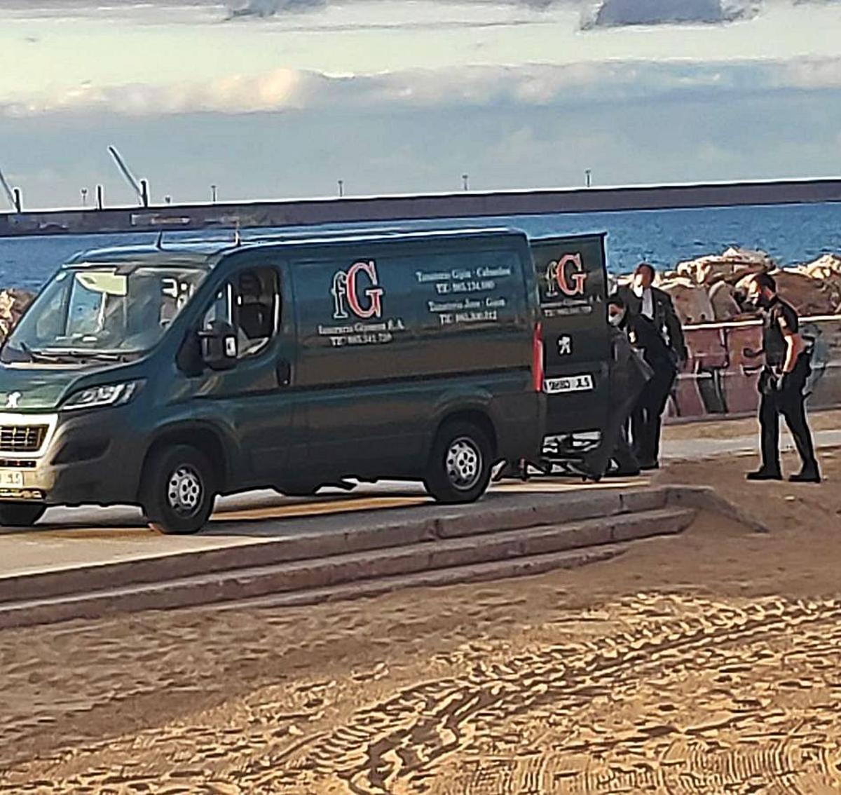 El traslado del cadáver,  en la playa de Poniente.