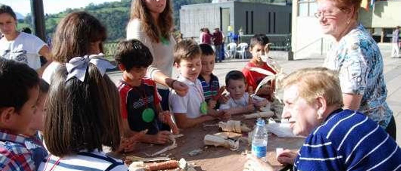 Actividad con niños en Santa Eulalia.