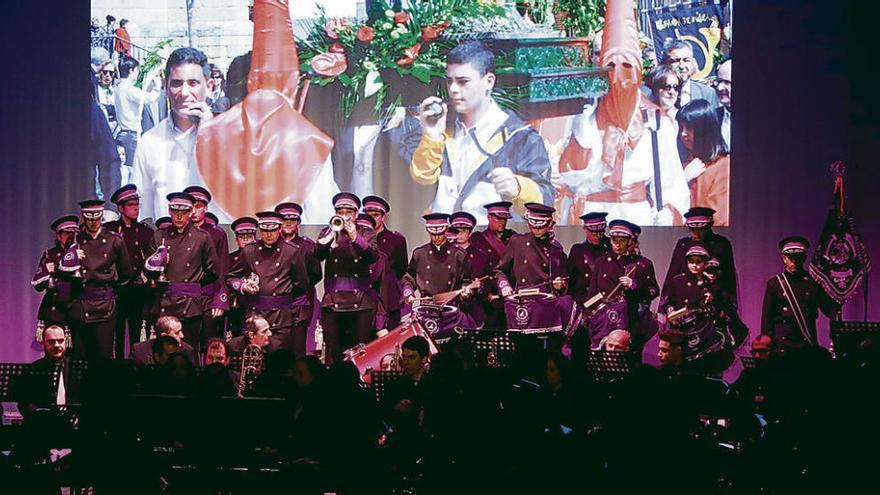 La banda de Villaralbo, durante su concierto en el escenario del teatro Ramos Carrión.