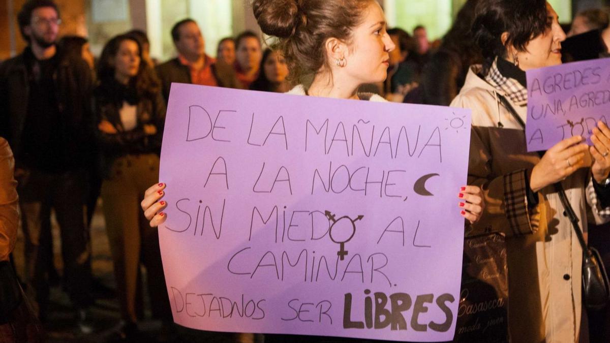 Una joven se manifiesta contra las agresiones sexuales en Zamora.