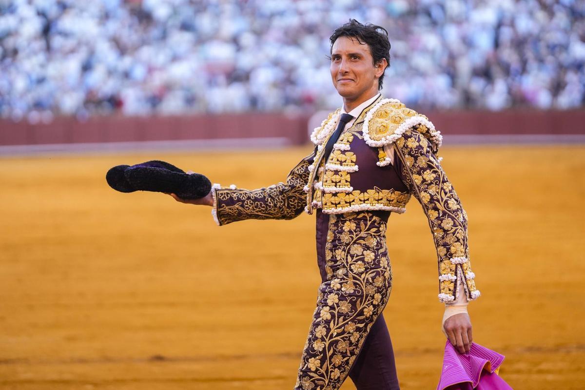 El torero Roca Rey durante la primera corrida del abono taurino en la Real Maestranza de Caballería.