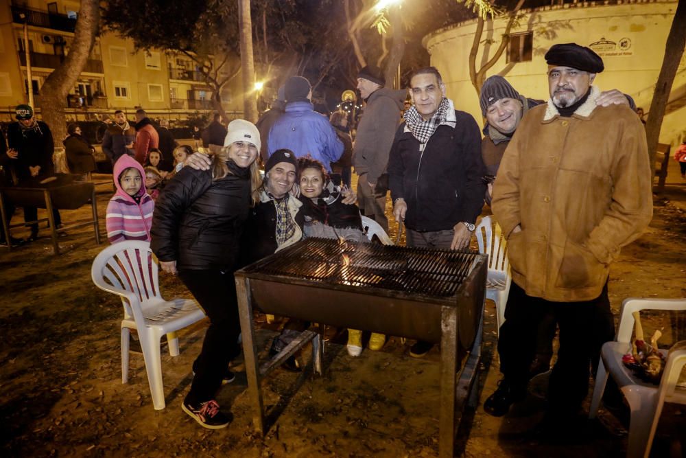 Sant Antoni se enciende en los barrios