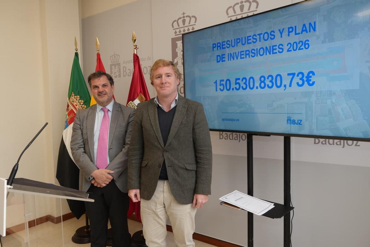 El concejal Javier Gijón y el alcalde, Ignacio Gragera, durante la presentación del presupuesto municipal de 2026.