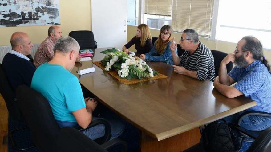 Reunión de la comisión de padres con el concejal de Educación, Xoán Carlos Chillón. // G.N.