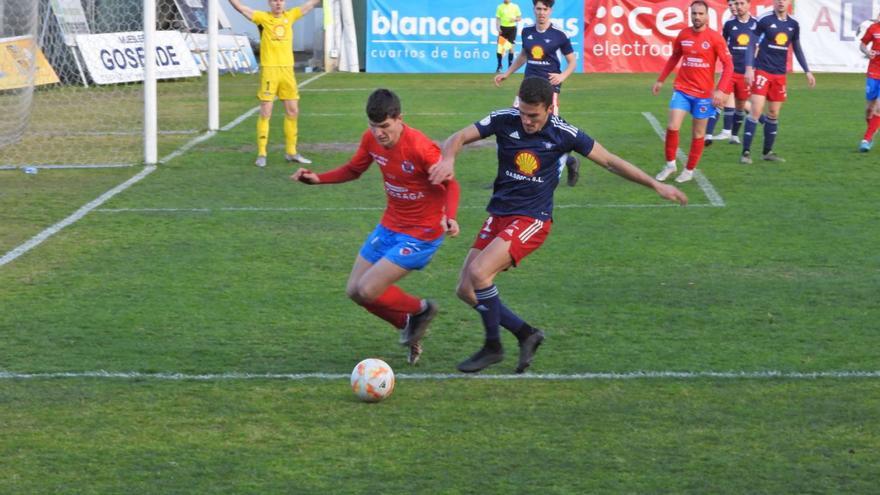 Un jugador de la UD Ourense y otro del Alondras disputan el balón. |  // FERNANDO CASANOVAV