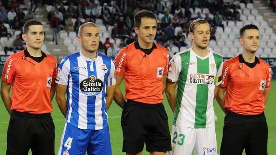 Ais Reig, en el centro junto a Álex Bergantiños, antes del Córdoba-Deportivo del 20 de octubre del año pasado.