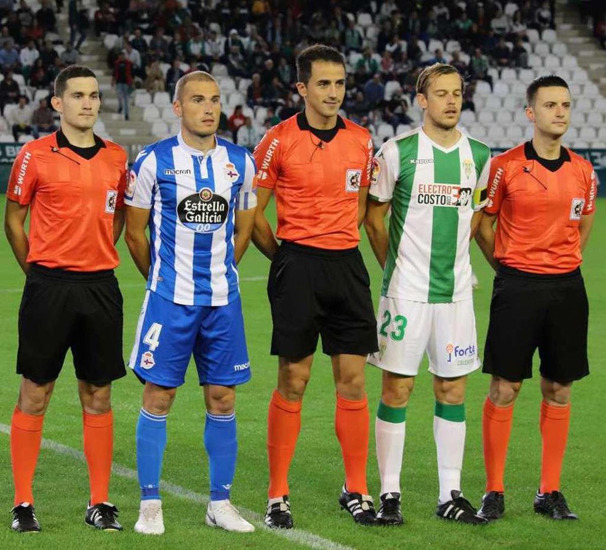 Ais Reig, en el centro junto a Álex Bergantiños, antes del Córdoba-Deportivo del 20 de octubre del año pasado.