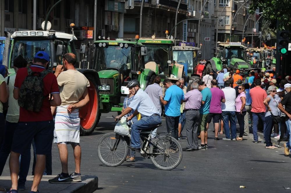 La Gran Vía de Murcia, paralizada por los agricultores