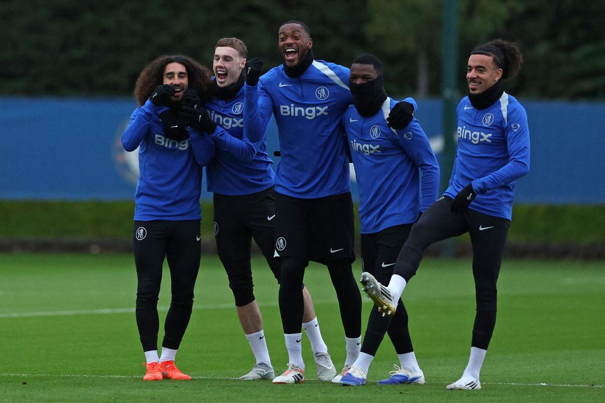 TOPSHOT - (L-R) Chelsea's Spanish defender #03 Marc Cucurella, Chelsea's English midfielder #10 Cole Palmer, Chelsea's English defender #04 Tosin Adarabioyo, Chelsea's Ecuadorian midfielder #25 Moises Caicedo and Chelsea's French defender #27 Malo Gusto take part in a team training session at the Chelsea training ground in Cobham, west of London on November 24, 2025, on the eve of their UEFA Champions League league phase football match against Barcelona. (Photo by Adrian Dennis / AFP)