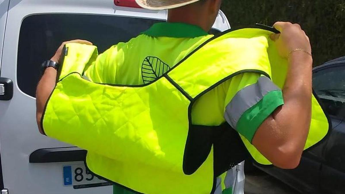 Profesionales de Clece prueban los chalecos refrigerantes durante su jornada al aire libre.