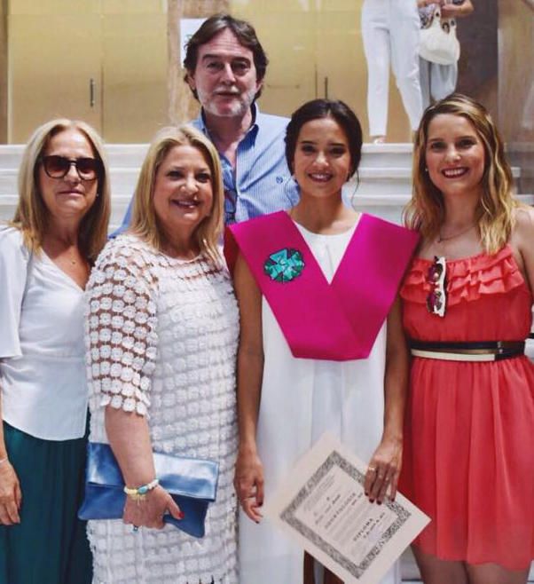 Graduada en odontología.