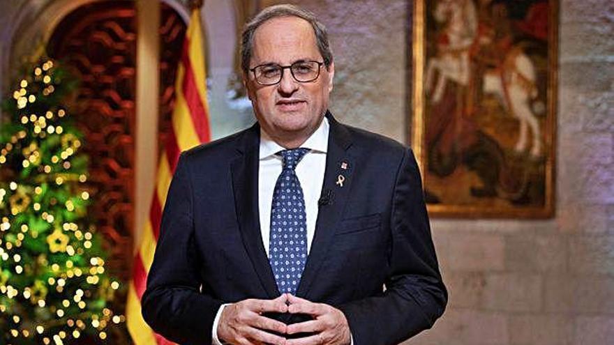 Quim Torra, flanquejat per la senyera, durant el missatge.