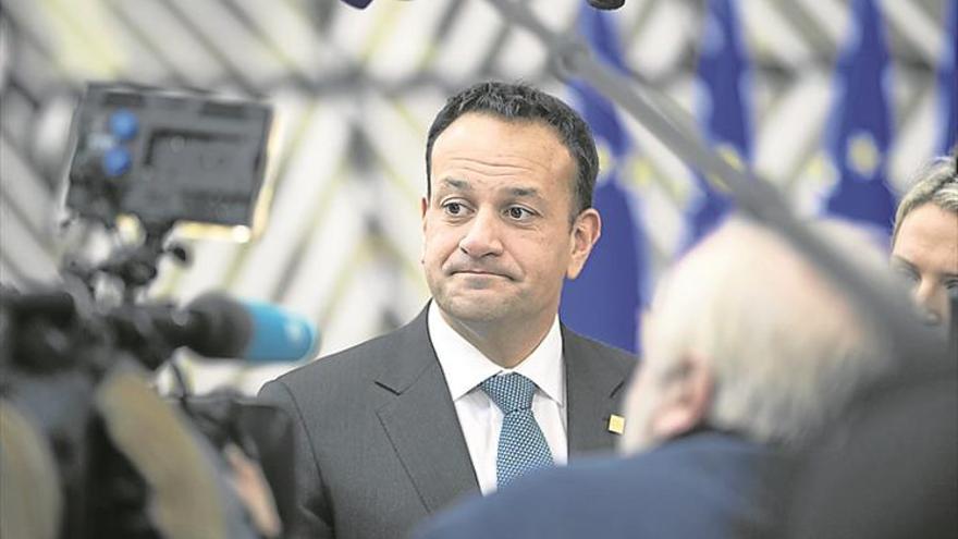 Dimite el primer ministro irlandés ante el bloqueo del Gobierno