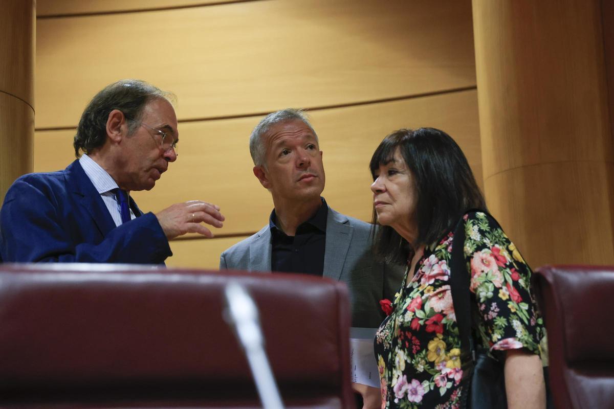 El presidente en funciones del Senado, Ánder Gil (c); la vicepresidenta primera en funciones, María Cristina Narbona (d), y el vicepresidente segundo en funciones, Pío García-Escudero.