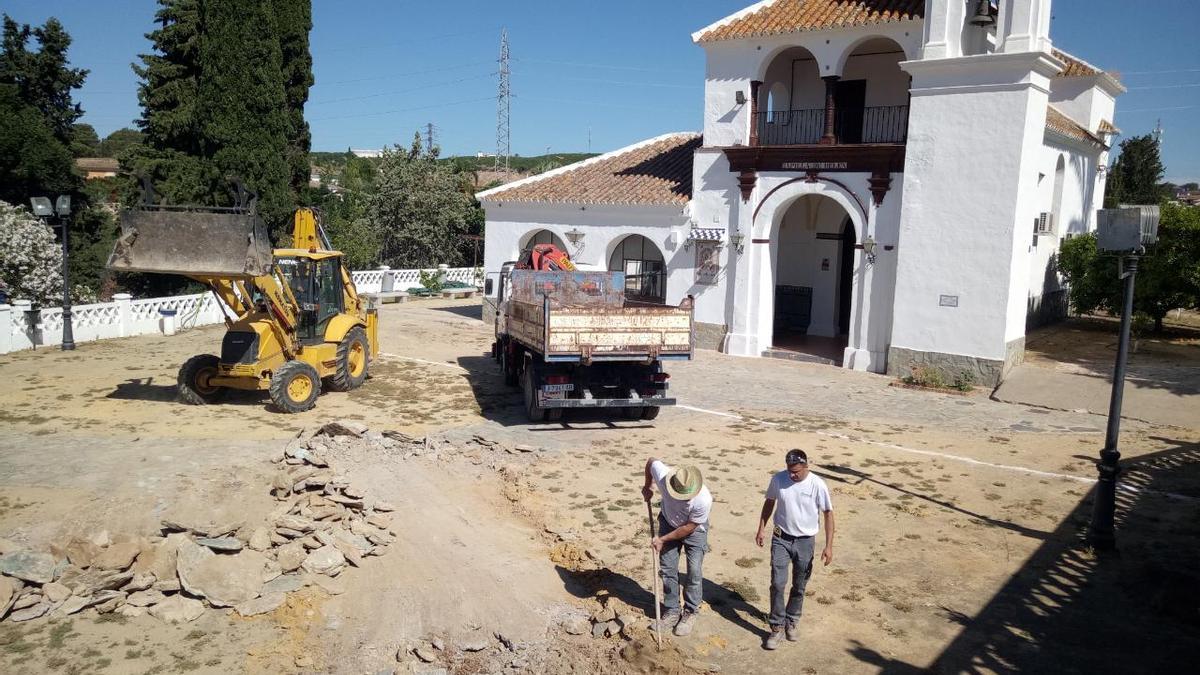 Obras en la explanada de acceso a la ermita de Belén.