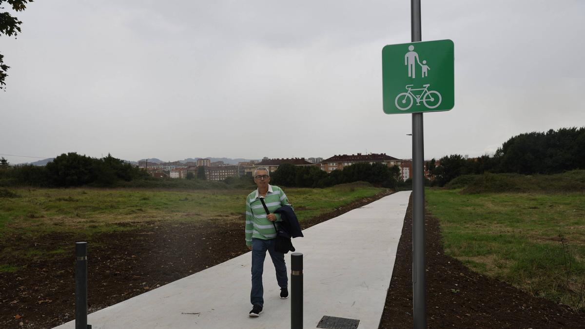 Un peatón en uno tramo de senda ciclopeatonal existente en Nuevo Roces.