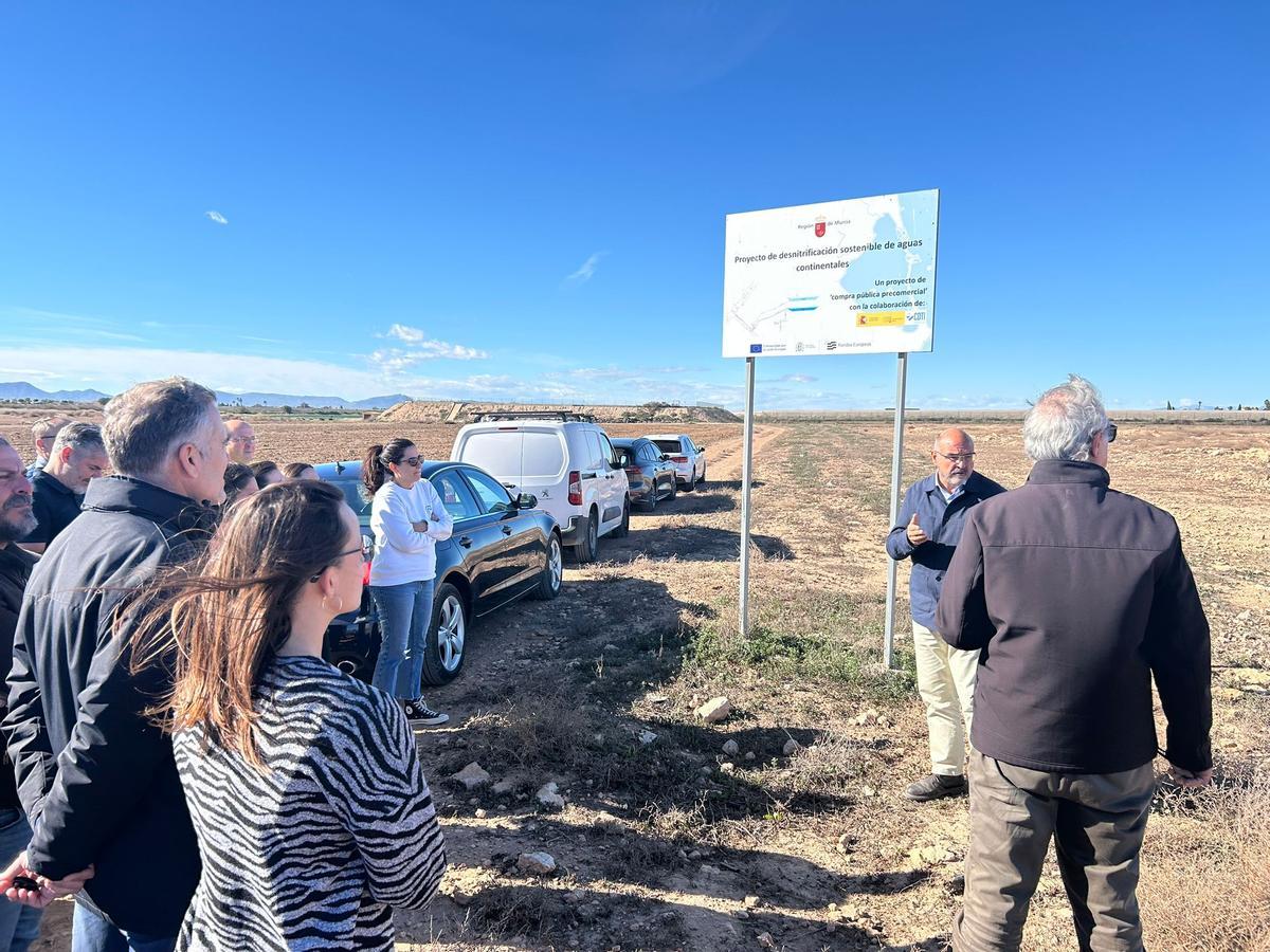 El director general del Mar Menor, Víctor Serrano, en la parcela en la que se ubicará el proyecto de desnitrificación sostenible de aguas continentales