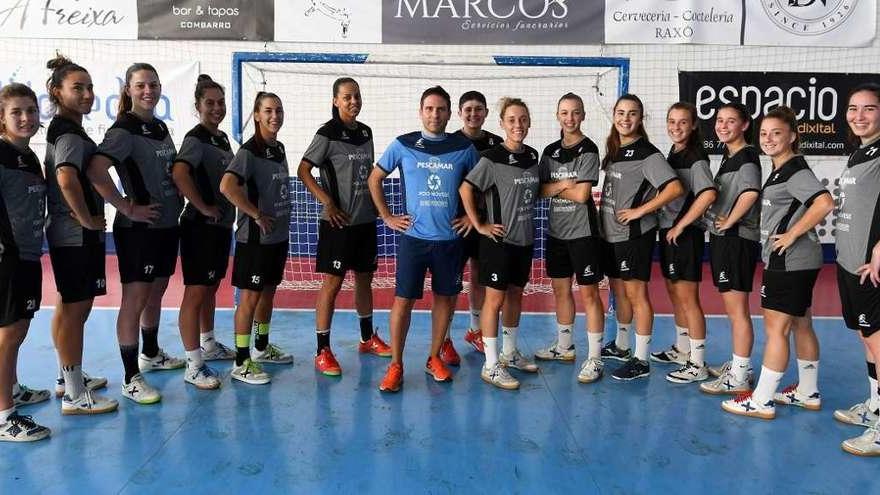 La plantilla del Poio Pescamar, con el técnico, Raúl Jiménez, al frente, antes del entrenamiento de ayer en A Seca. // Gustavo Santos