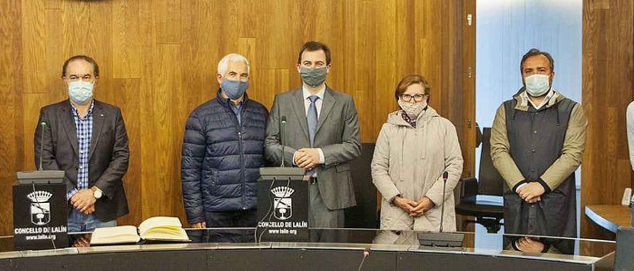 Guillermo López (con corbata) fue recibido ayer por el alcalde y varios concejales de la corporación municipal de Lalín en el salón de plenos consistorial.