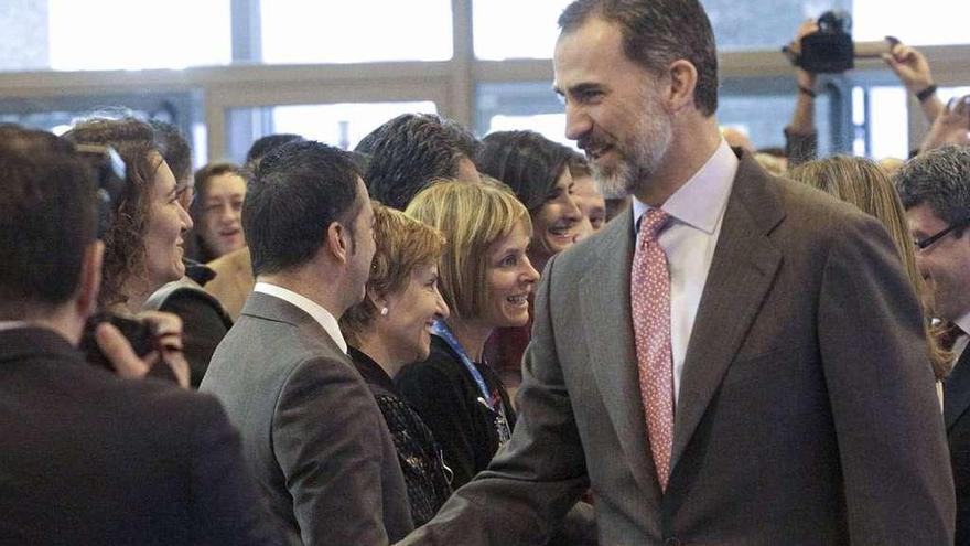 Momento en el que el rey saluda a la consejera de Cultura y Turismo, la zamorana Josefa García Cirac, en Fitur