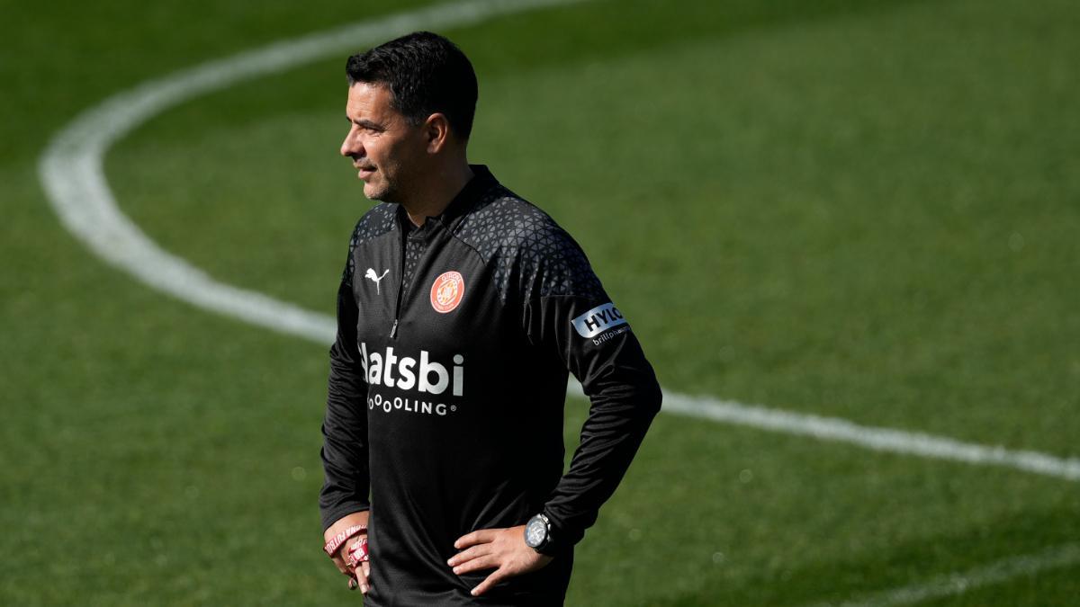 Míchel tiene que decidir qué jugador acompañará a Daley Blind en el eje central ante la Real Sociedad en Montilivi