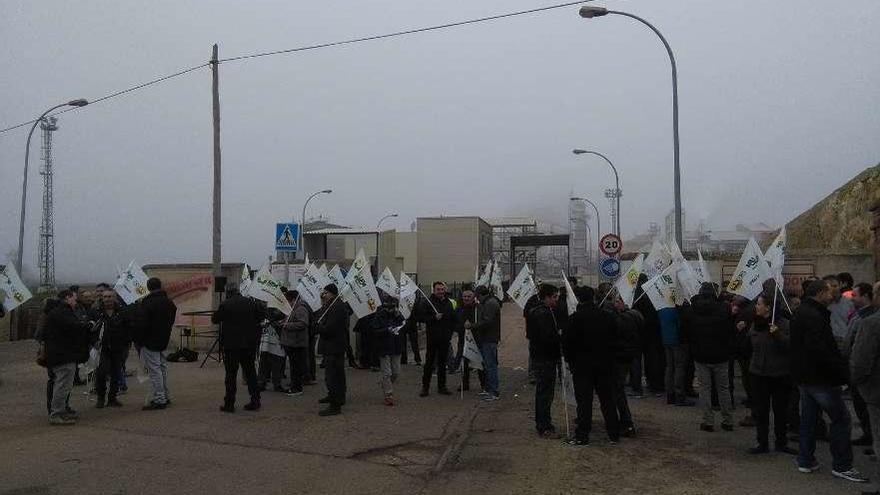 Cultivadores apostados ante el acceso principal a la fábrica impiden las entregas de remolacha.