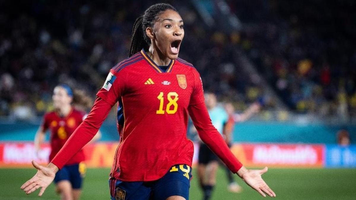 Salma Paralluelo celebra su gol contra Suecia en semifinales.