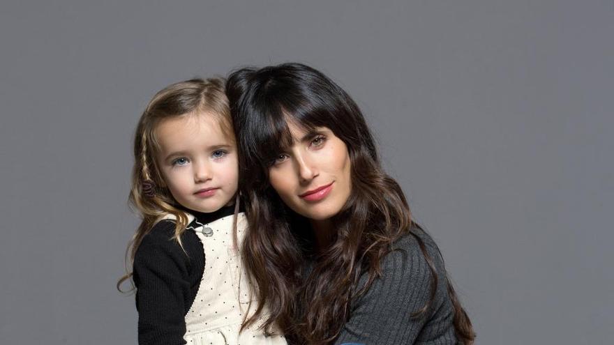 Ana Albadalejo, embarazada, posa junto a su hija Zoe para la Revista Tendencias.