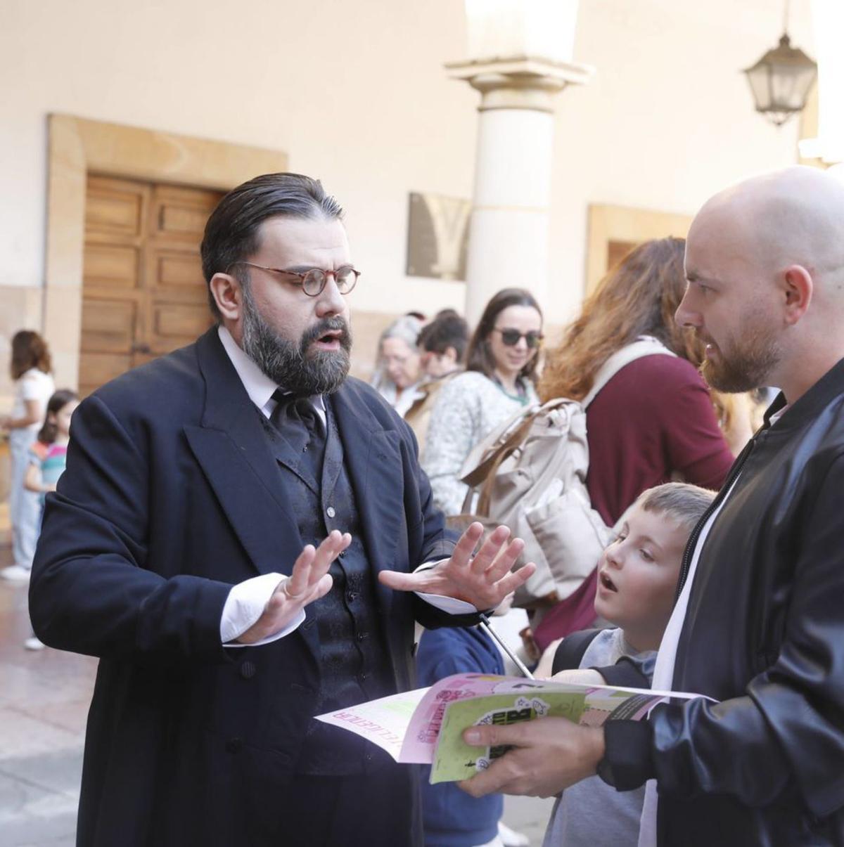 Una yincana en busca de Gurb llena Oviedo del humor de Mendoza