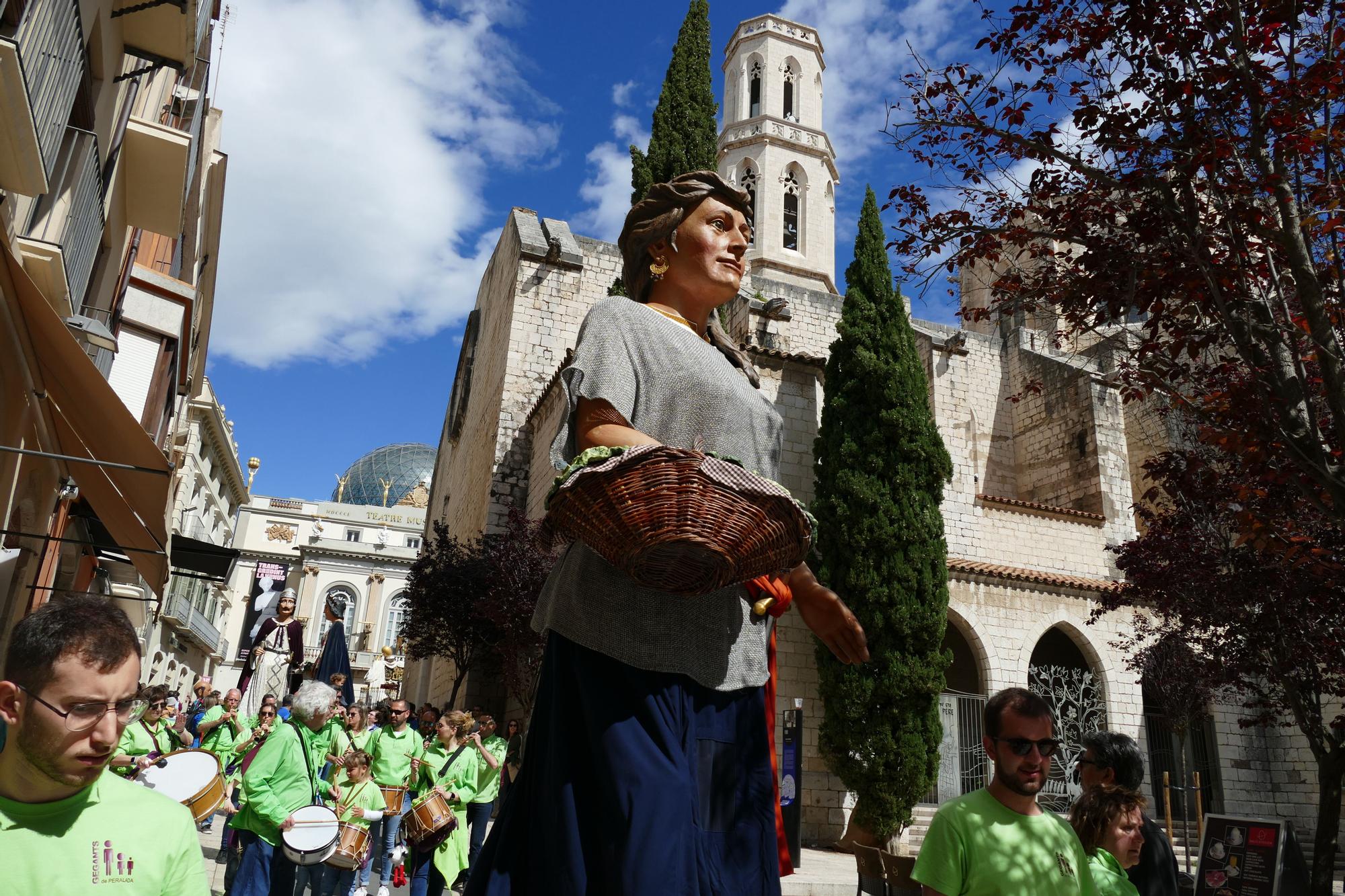 Vuit colles gegants passegen pel centre de Figueres