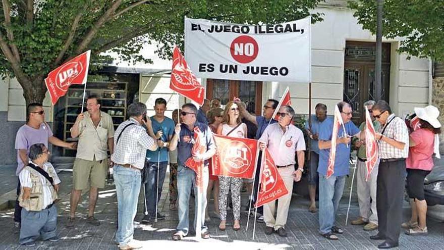 Un grupo de empleados de la ONCE se manifiestó ayer ante la delegación del Govern.