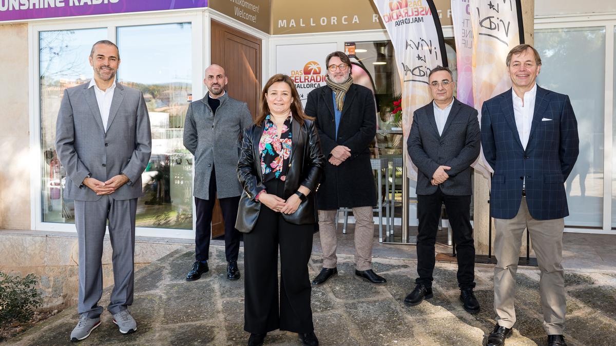 Daniel Vuliç (li.) und  Jürn-Hinnerk Fauteck (re.) mit Landesministerin Mercedes Garrido und Vertretern der Insel-Behörden bei der offiziellen Eröffnung der neuen Studios.