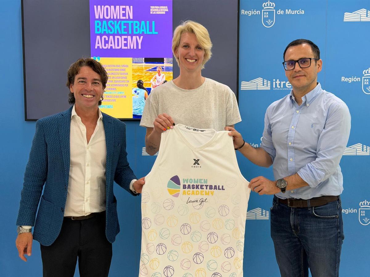 Laura Gil, en el centro, con Fran Sánchez, director general de Deportes, y Andrés Medina, director deportivo del Hozono Global Jairis