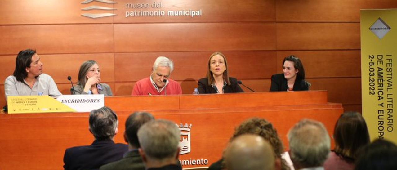 Armando González, Olga Merino, Juan Cruz, Yolanda Vaccaro y Laura Ventura, durante el debate