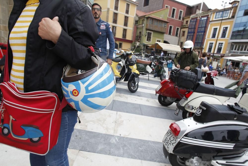 Concentración de Vespas y Lambretas en el Euroyeyé de Gijón