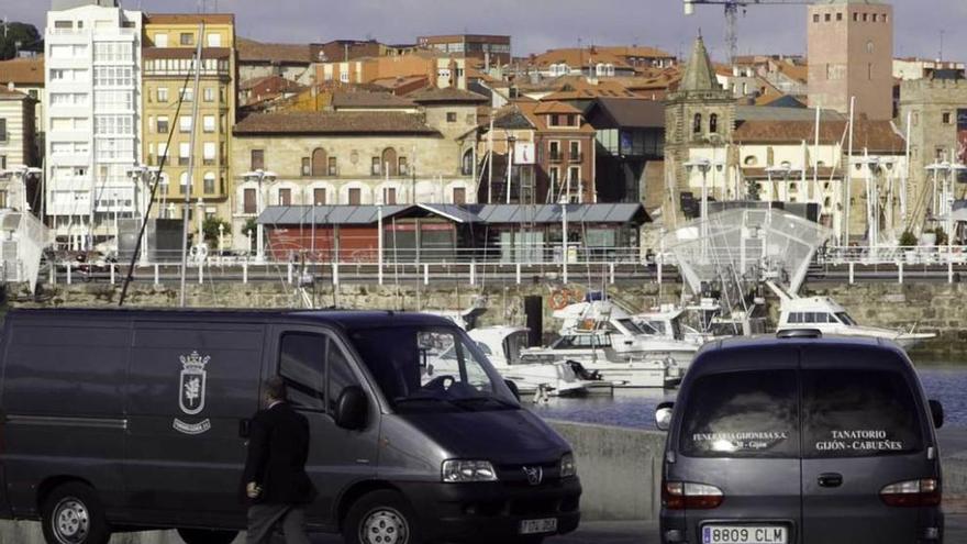 El vehículo de la funeraria, en Poniente.